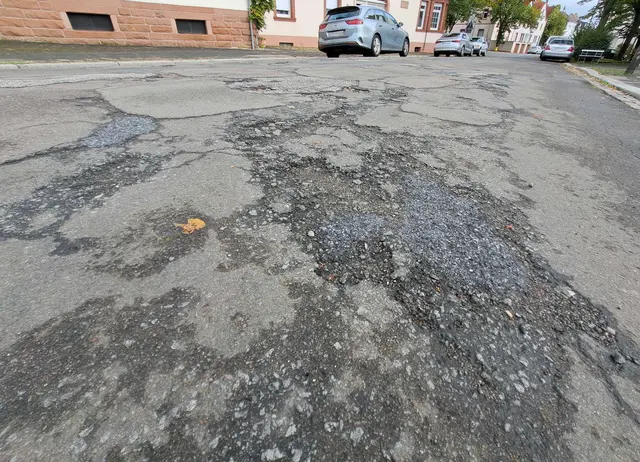 Holperpiste: Die Sedanstraße ist ein Flickenteppich  | Foto: Monika Klein