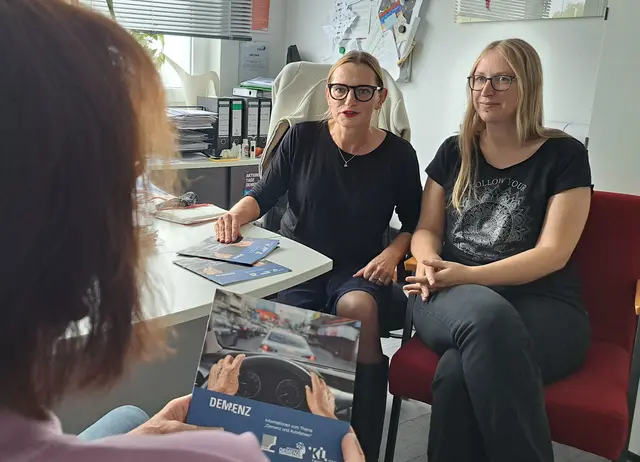 Das Thema "Demenz und Autofahren" wird häufig in den Beratungsgesprächen mit Nicole Jörg (Mitte) und Lena Ott (rechts) aufgegriffen. Die Broschüre ist stark nachgefragt | Foto: Monika Klein
