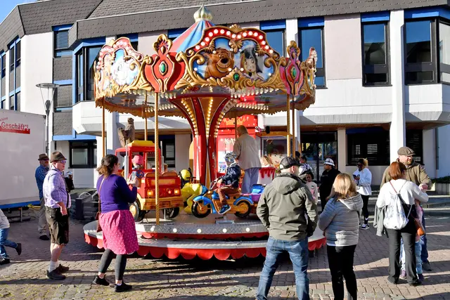 as Kinderkarussell sorgte für leuchtende Augen und fröhliche Momente bei den jüngsten Marktbesuchern. | Foto: Erik Stegner