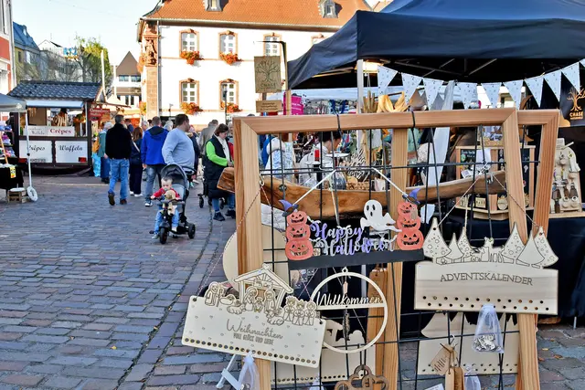 Zwischen herbstlicher Deko, Handwerkskunst und ersten Adventsideen stöbern die Besucher. | Foto: Erik Stegner