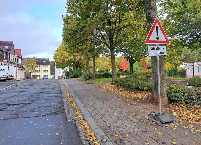 Am Sedanplatz: Eines der "Achtung Straßenschäden"-Schilder | Foto: Monika Klein