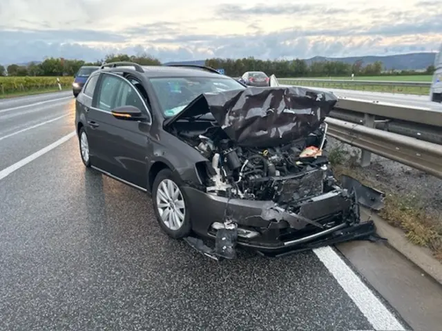 Regennasse Fahrbahn führt zu Unfall auf A65 – Zwei Personen im Krankenhaus | Foto: Polizeiinspektion Edenkoben