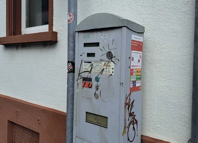 Einer der verdreckten Parkscheinautomaten im Wohngebiet Kotten | Foto: Monika Klein
