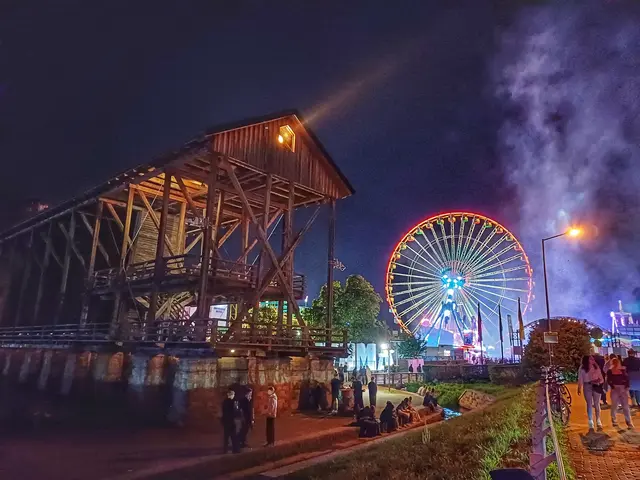 Bewegung mal zwei! Spaziergang ums Gradierwerk oder mit dem Riesenrad den Wurstmarktblick genießen. | Foto: Anita Lemmert