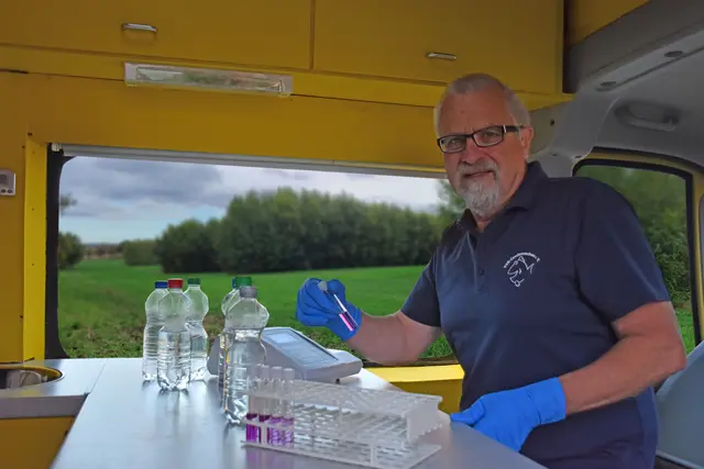 Harald Gülzow analysiert eine Wasserprobe | Foto: Ruben Wiltsch