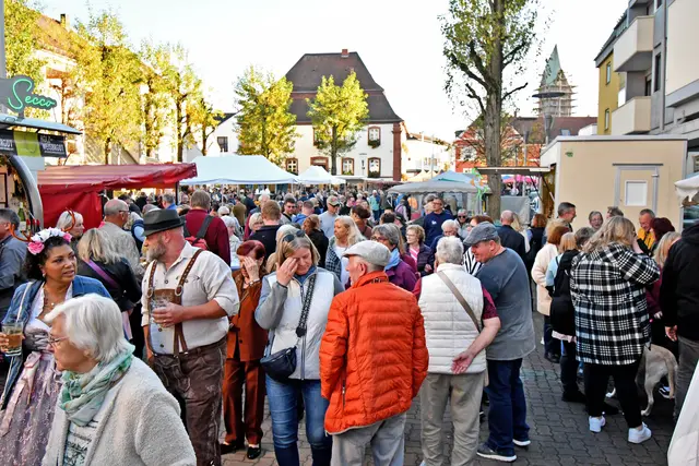 Zwischen Musik, Marktständen und Begegnungen füllte sich Ramsteins Innenstadt beim Wendelinusmarkt mit Leben und Herbststimmung. | Foto: Erik Stegner