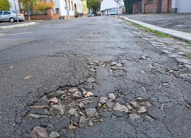 In der Sedanstraße: "Kaltflicken" nennt sich das provisorische Ausbessern der Schlaglöcher | Foto: Monika Klein