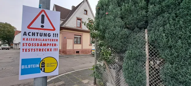 Da schaut man gerne zwei Mal hin und schmunzelt: eines der Schilder in der Sedanstraße  | Foto: Monika Klein