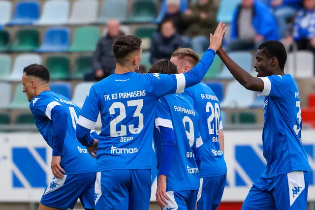 Jubel im Framas-Stadion: Die Spieler des FK Pirmasens feiern gemeinsam – rechts Eliakim-Mbila Kukanda, links Michael Müller. Beide Akteure fehlen im Heimspiel gegen den SV Gonsenheim. | Foto: Erik Stegner