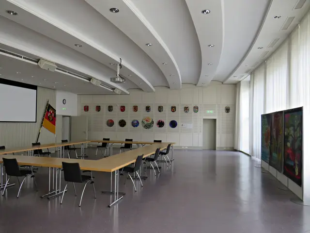 Der große Sitzungssaal mit der Ausstellung | Foto: Brigitte Melder