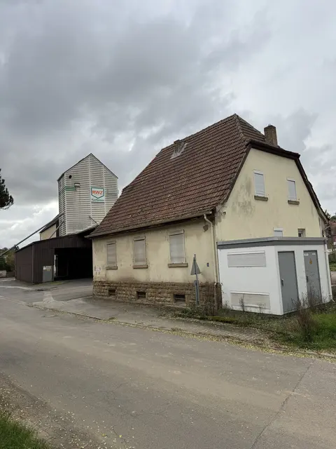 Im Hintergrund das Raiffeisen-Lagerhaus, vorne gelbes Gebäude das in die Jahre gekommene Verwaltungsgebäude  | Foto: Arno Mohr 