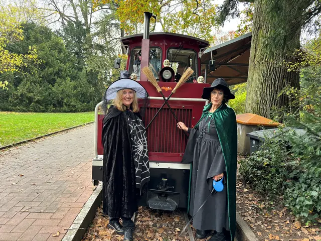 Das Team der Schlossgartenbahn um Mary Joyce (links) freut sich darauf, großen und kleinen Grusel-Fans auch in diesem Jahr wieder Sonderfahrten an Halloween anzubieten. | Foto: VBK