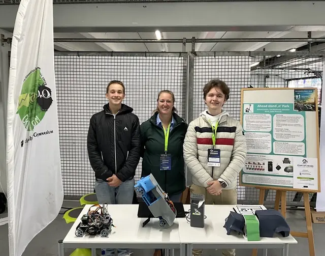 Foto (von links): Leander Eikmeier, die betreuende Lehrkraft Nina Bayat und Richard Schütz  | Foto: HBG