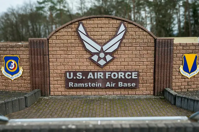 Das Haupttor der U.S. Air Force Ramstein Air Base bei Kaiserslautern – einer der größten US-Standorte in Europa und wichtiger Arbeitsplatz für zahlreiche zivile Beschäftigte in Rheinland-Pfalz. | Foto: Stegner