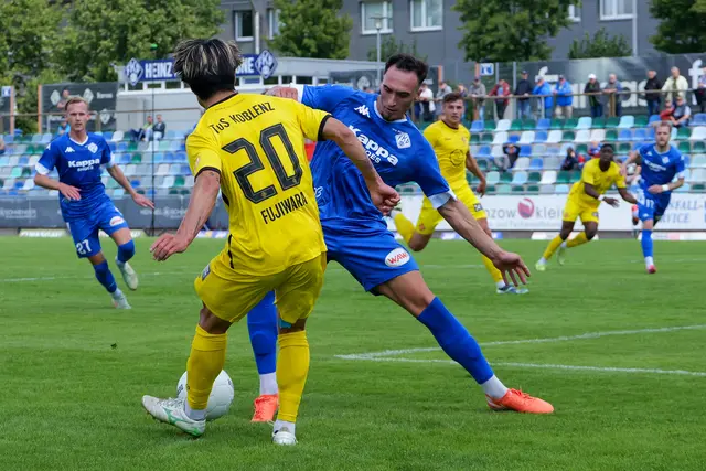 Michael Müller (rechts) im Zweikampf: Der Defensiv-Garant des FK Pirmasens muss nach dem Pokalspiel in Worms mit Knieproblemen pausieren. | Foto: Erik Stegner