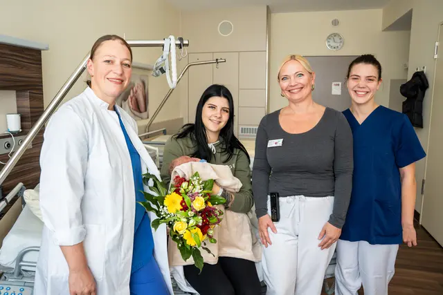 Von links: Oberärztin Dr. Kerstin Kowald, Mama Michelle mit Baby Mika, Oberärztin Dr. Sandra Holz und Hebamme Claire Mehnert von der Hebammengemeinschaft Speyer | Foto: Alexander Martin/Diakonissen-Stiftungs-Krankenhaus Speyer