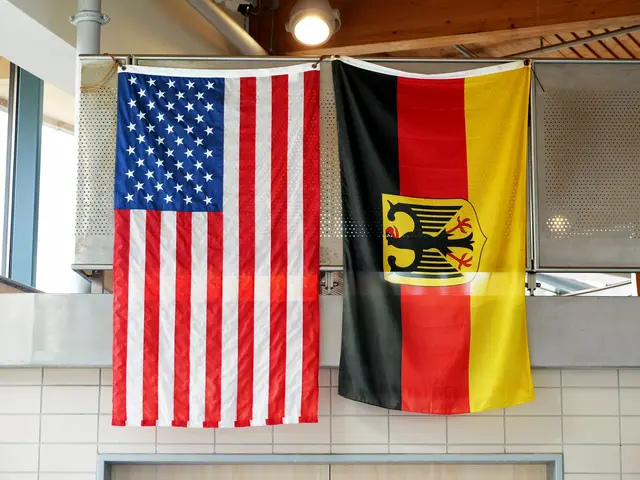 US-Flagge und Deutschland-Flagge nebeneinander aufgehängt, Symbol für die deutsch-amerikanische Partnerschaft und Zusammenarbeit. | Foto: Stegner
