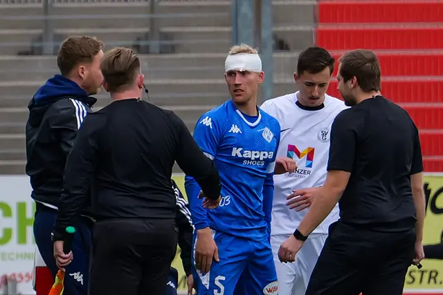 Mike Andreas ließ sich von einem Cut am Kopf nicht stoppen: Mit Turban spielte der Verteidiger tapfer weiter. | Foto: Erik Stegner