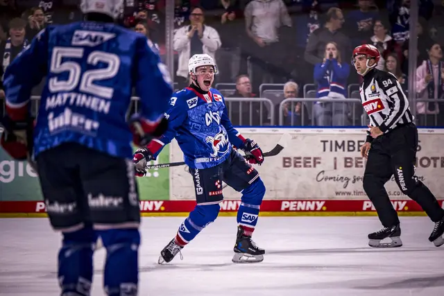 Justin Schütz jubelt nach dem Tor zum 1:0 gegen die Kölner Haie.
 | Foto: Lukas Adler/PIX-Sportfotos