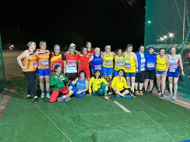 Katrin Niggul (stehend, Fünfte von links) gemeinsam mit ihren Mitstreiterinnen aus ganz Europa beim Wurffünfkampf der Leichtathletik-Europameisterschaften der Masters auf Madeira | Foto: Norbert Groessle