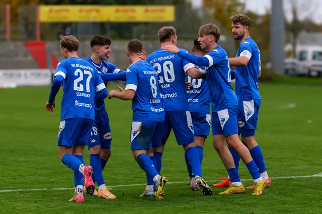 Großer Jubel nach dem verwandelten Elfmeter: Dennis Krob (Mitte, Nummer 20) feiert die 2:1-Führung des FK Pirmasens. Zweiter von links: Nico Wiltz – er hatte den Strafstoß herausgeholt. | Foto: Erik Stegner