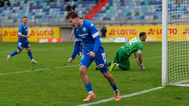 Marc Ehrhart jubelt nach seinem 14. Saisontreffer zum 3:1-Endstand für den FK Pirmasens gegen den SV Gonsenheim. Links im Bild: Luca Eichhorn, der den Ausgleich erzielt hatte. | Foto: Erik Stegner