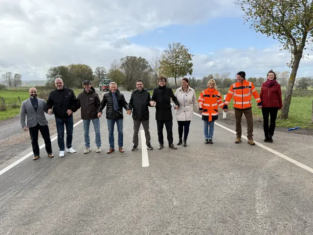 Zur offiziellen Verkehrsfreigabe der sanierten K3 zwischen Hauptstuhl und Hütschenhausen trafen sich Vertreter von Landkreis, Verbandsgemeinden und Landesbetrieb Mobilität (LBM).  | Foto: Kreisverwaltung Kaiserslautern