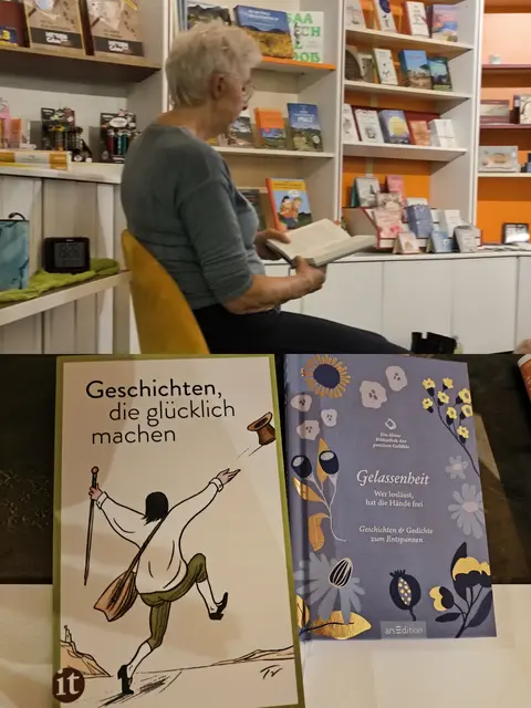 Marion P. liest aus "Geschichten die glücklich machen" während die Teilnehmenden ihre Entspannung genießen.  | Foto: CR