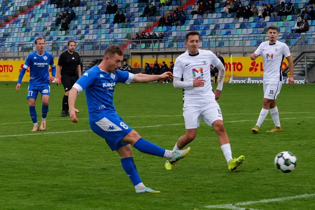 Mit einem Schuss aus spitzem Winkel erzielt Luca Eichhorn den Ausgleich für den FK Pirmasens gegen den SV Gonsenheim. | Foto: Erik Stegner