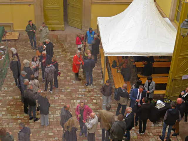 Nach dem offiziellen Teil Sektempfang mit Brezeln im Innenhof | Foto: Brigitte Melder