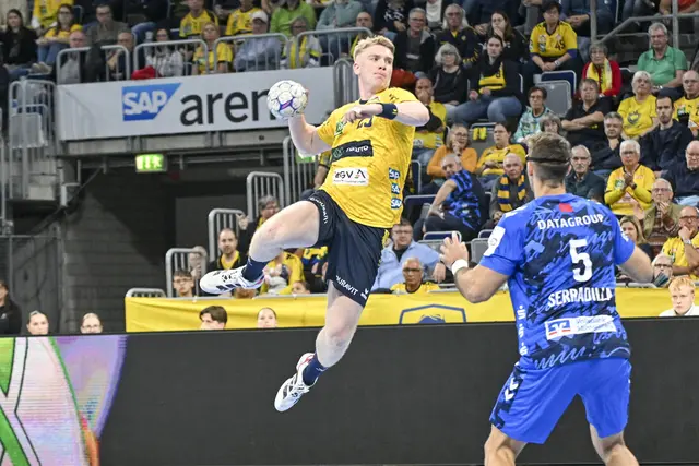 Haukur Thrastarson im Spiel gegen den TVB Stuttgart beim Wurf. 
 | Foto: Ruffler/PIX-Sportfotos