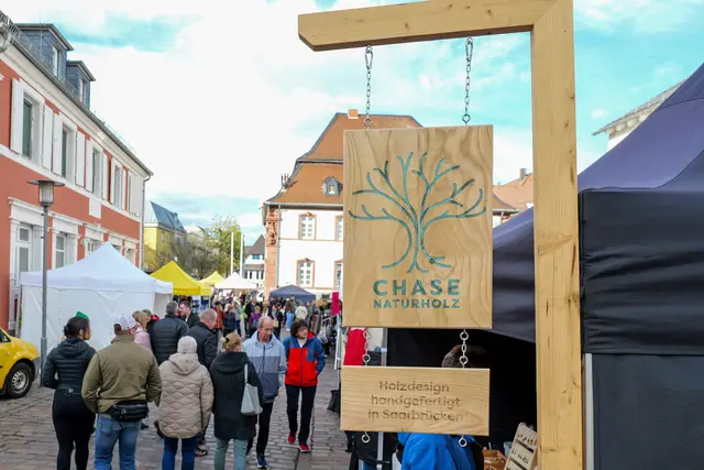 Auch Kunsthandwerk aus der Region war beim Wendelinusmarkt in Ramstein gefragt – hier ein Stand mit handgefertigtem Holzdesign aus Saarbrücken. | Foto: Erik Stegner