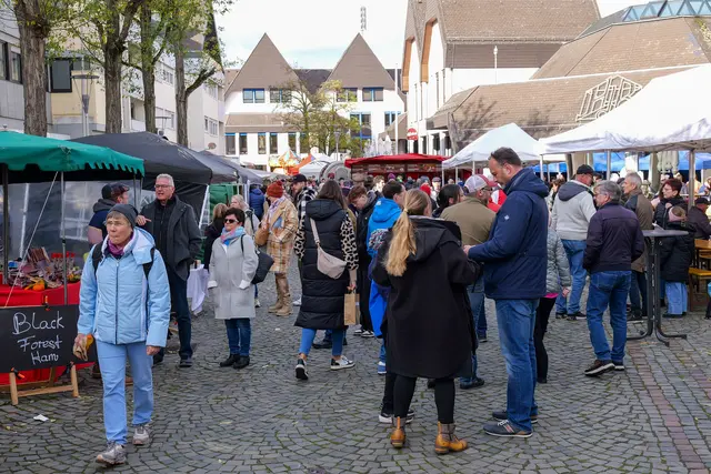Tausende Besucher flanierten am Sonntag über den Wendelinusmarkt in Ramstein. Zwischen Rathaus, Marktplatz und Bahnhofstraße herrschte den ganzen Tag über reges Treiben. | Foto: Erik Stegner