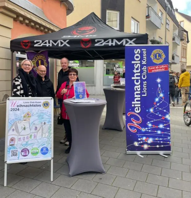 Der Lions Club Kusel verkaufts seine Weihnachtslose | Foto: Maike Becker