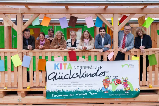 Der Nordpfälzer Glückskinder-Standort präsentiert sich Sven Teuber als innovative Adresse für frühkindliche Bildung in verlässlichen Organisationsstrukturen | Foto: Ministerium für Bildung RLP/Jonas Birk