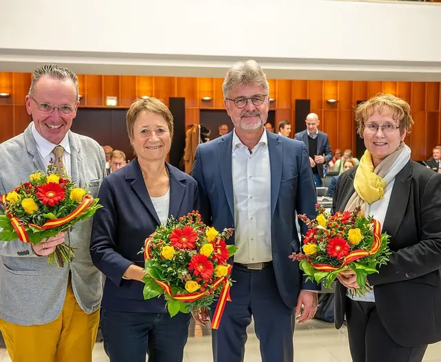 Glückwunsch von Karlsruhes Oberbürgermsietr Dr. Frank Mentrup (2.v.r.) an Dr. Albert Käuflein (v.l.), Bettina Lisbach und Gebriela Luczak-Schwarz. | Foto: Stadt Karlsruhe, Presse- und Informationsamt, Monika Müller-Gmelin