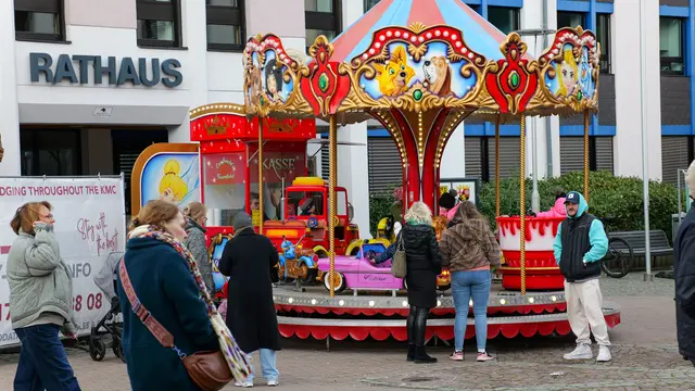 Auch die kleinen Besucher kamen beim Wendelinusmarkt in Ramstein auf ihre Kosten – das Kinderkarussell vor dem Rathaus sorgte für leuchtende Augen. | Foto: Erik Stegner