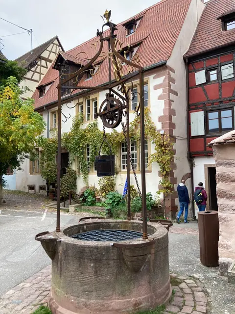 Ziehbrunnen und schmales Haus | Foto: Ich