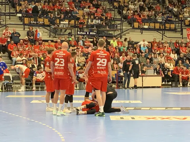 Eulen-Spielmacher Vincent Bülow verletzte sich beim Sturz auf den Hallenboden | Foto: Michael Sonnick