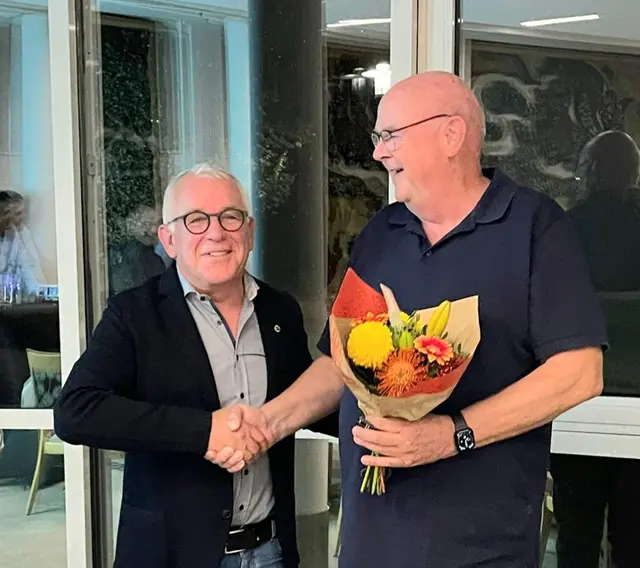 Lions-Präsident Wolfgang Kuhn (links) ehrte Manfred Ellerbrock und zeichnete ihn mit dem „President´s Appreciation Award“ aus
 | Foto: Lions Club Germersheim /gratis