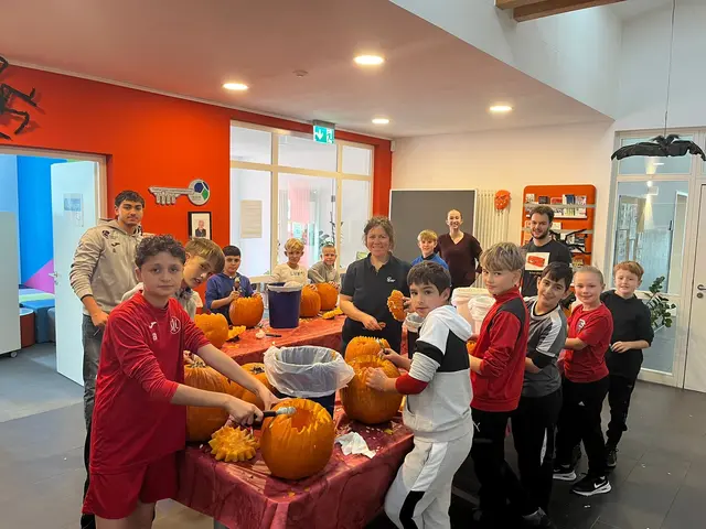 Beim Kürbisschnitzen | Foto: Anpfiff ins Leben