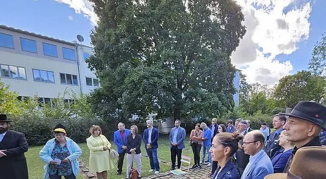von links nach rechts:
Herr Rabbiner Reuven Konnik (Landesrabbiner Rheinland-Pfalz)
Frau Maiken Liefeith (Authorin des Artikels)
Frau Marina Nikiforova, Geschäftsführerin der Jüdischen Kultusgemeinde der Rheinpfalz
daneben mehrere mir nicht bekannte Personen
im Hintergrund Herr Paul Theobald (langjährig engagierter Mitbürger)
davor Herr Bernd Knöppel (Bürgermeister Frankenthal)
Herr Alexander Breßler (Leiter Polizeidienststelle)
Herr Bernd Leidig (Stadtbeigeordneter)
 | Foto: Rüdiger Stein
