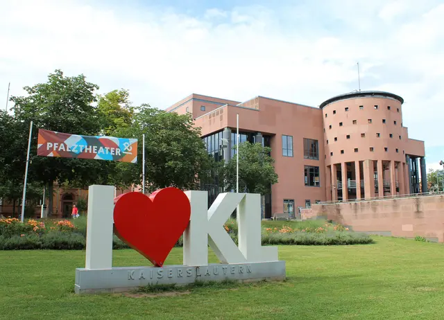 Rund ums Pfalztheater soll die "Kulturmeile" stattfinden | Foto: Monika Klein