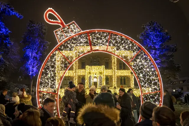 Erlebnisse für Groß und Klein - im Lichterglanz der Freiburger Weihnachtsmarktes | Foto:  © FWTM / Urheber: Stearlmedia