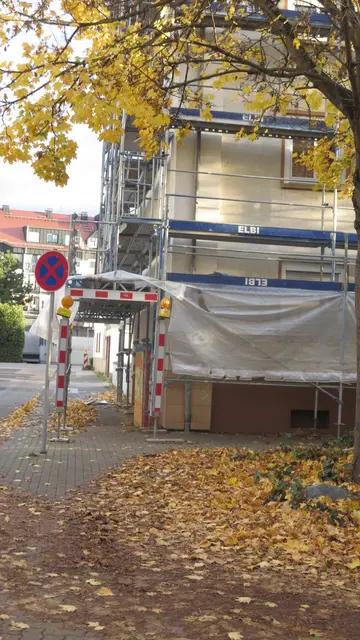 Auch Bordsteine werden in der Waltraudenstraße als illegale Parkflächen genutzt.  | Foto: Julia Glöckner