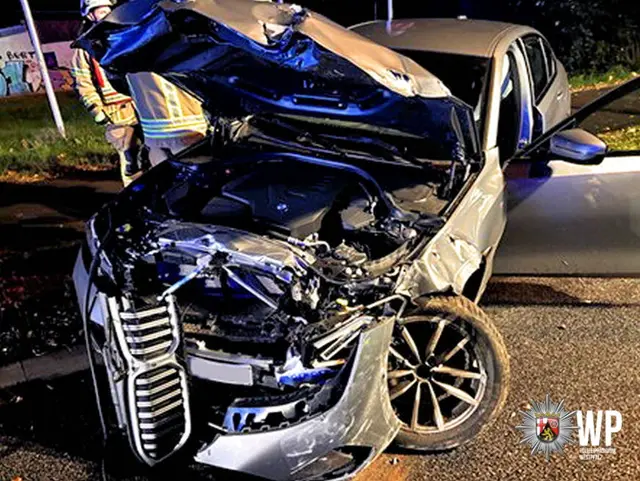 An dem Unfallwagen entstand unübersehbar ein Totalschaden | Foto: Polizeipräsidium Westpfalz
