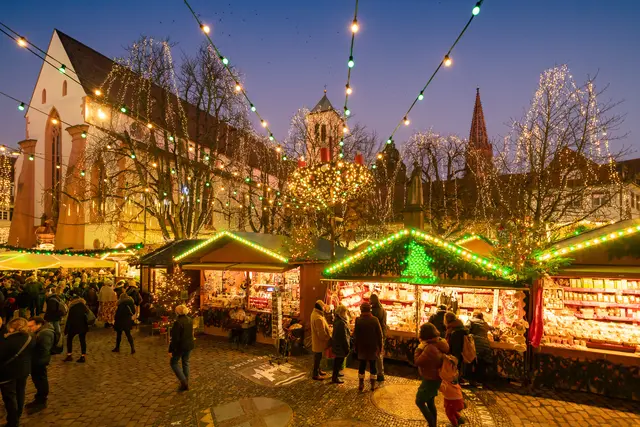 Ein prachtvolles Lichtermeer - der Weihnachtsmarkt von Freiburg im Breisgau | Foto:  © FWTM / Urheber: Baschi Bender