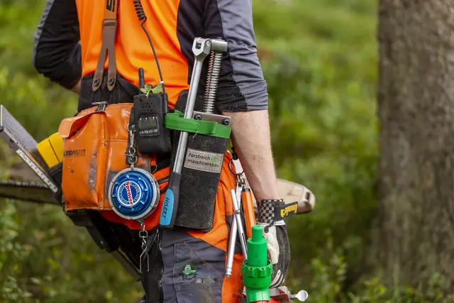 Forstwirt auf dem Weg zu Baumfällarbeiten | Foto: Landesforsten.RLP.de/J.Fieber/gratis