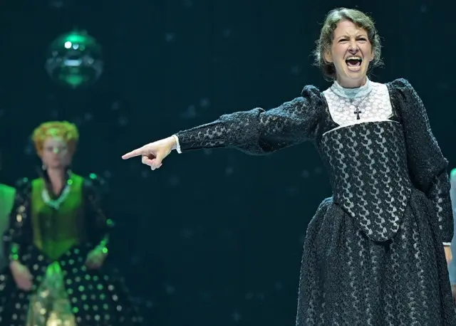 Maria Stuart, Königin von Schottland (Maria Schubert) vorne und Elisabeth, Königin von England (Aglaja Stadelmann)
 | Foto: Pfalztheater/Andreas J. Etter