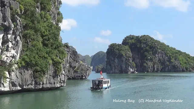 Die Halong-Bucht im nordöstlichen Vietnam ist für ihr smaragdgrünes Wasser und die Tausende hoch aufragenden, von Regenwald bedeckten Kalksteininseln bekannt. | Foto: Manfred Vogtländer